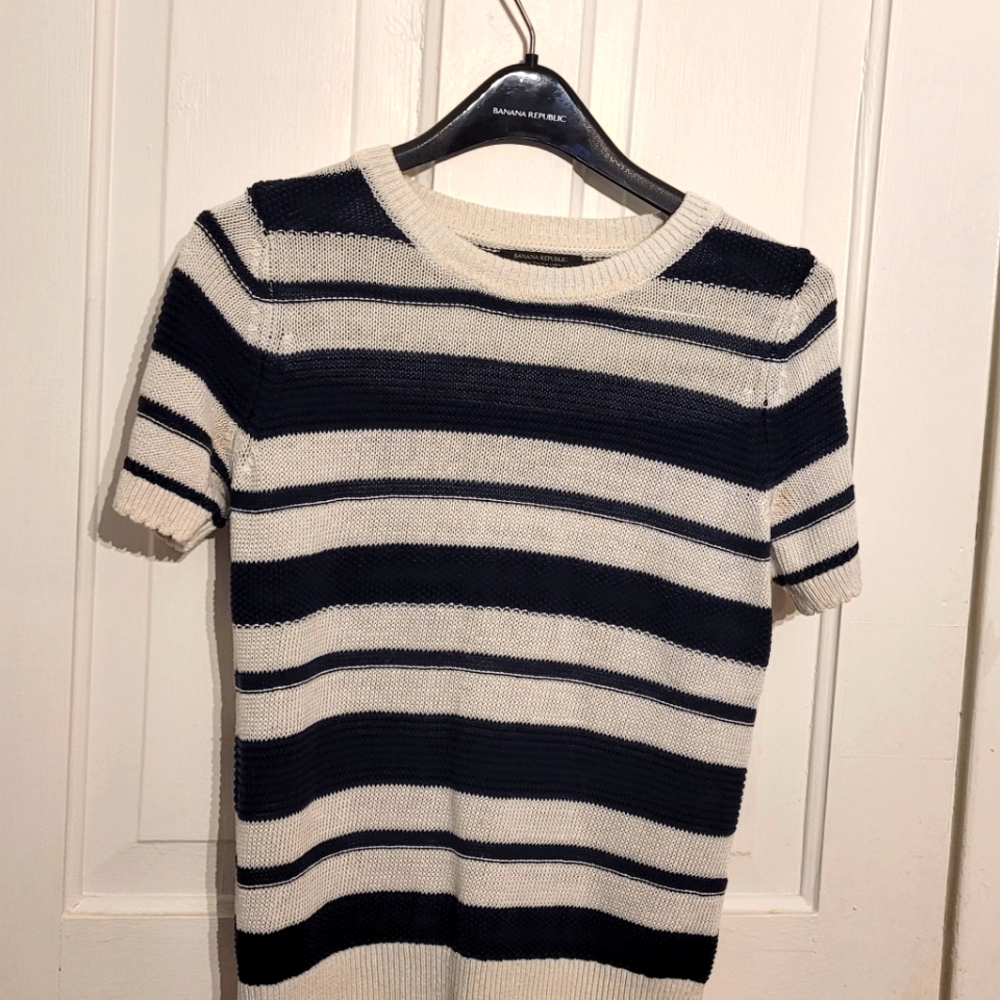💰Buy 1 Get 1 Free. Banana Republic knit sweater. Italian linen.  Size M.
